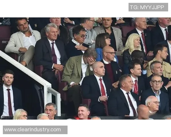 梦剧场的黑色幽默:伯恩利“礼包”背后的阿莫林奇冤,红魔复兴路上的阵痛与真相 梦剧场的黑色幽默:伯恩利“礼包”背后的阿莫林奇冤,红魔复兴路上的阵痛与真相